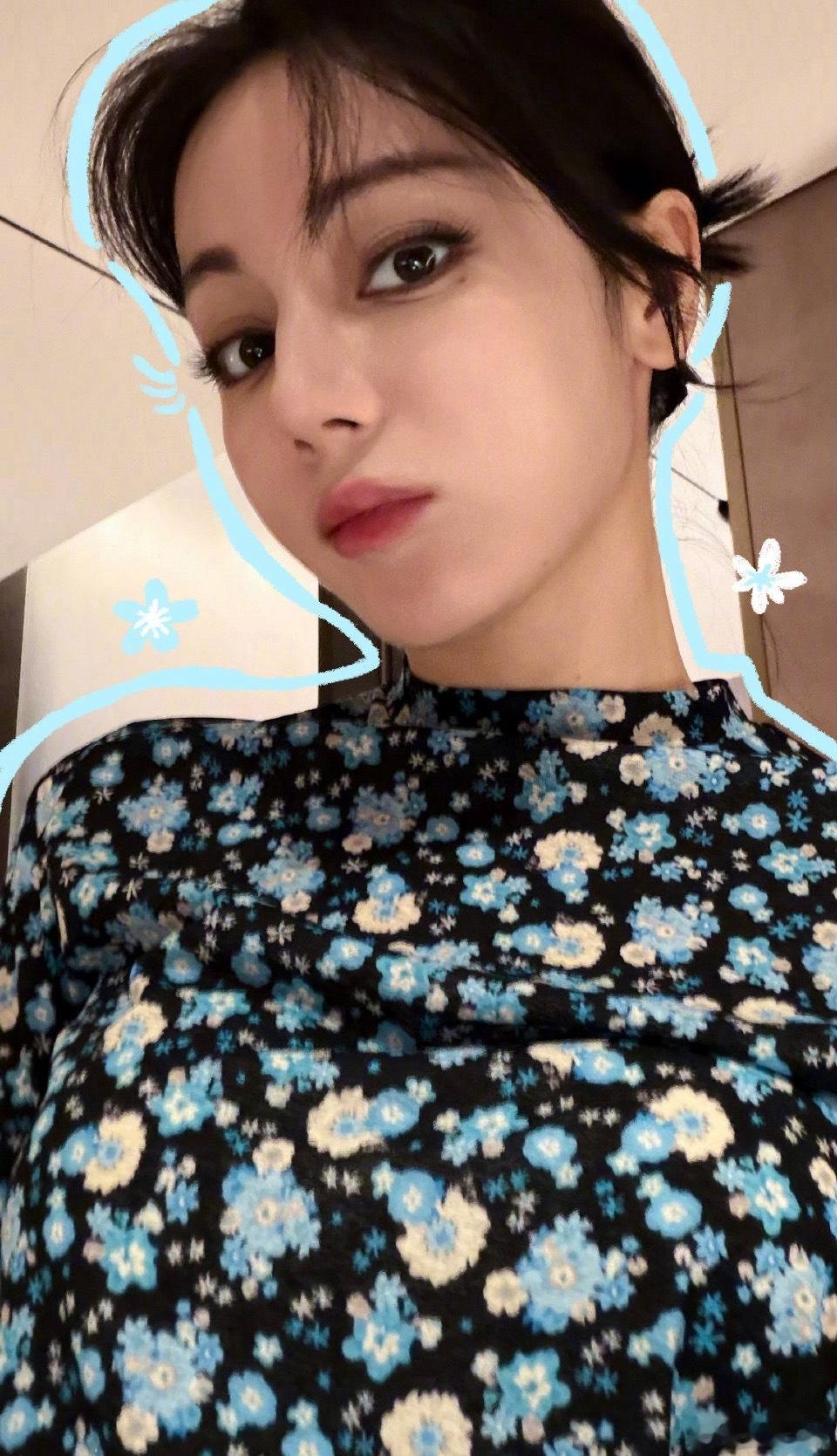 迪丽热巴15宫格plog告别2025，好萌的自拍啊，期待2026迪丽热巴带着新作