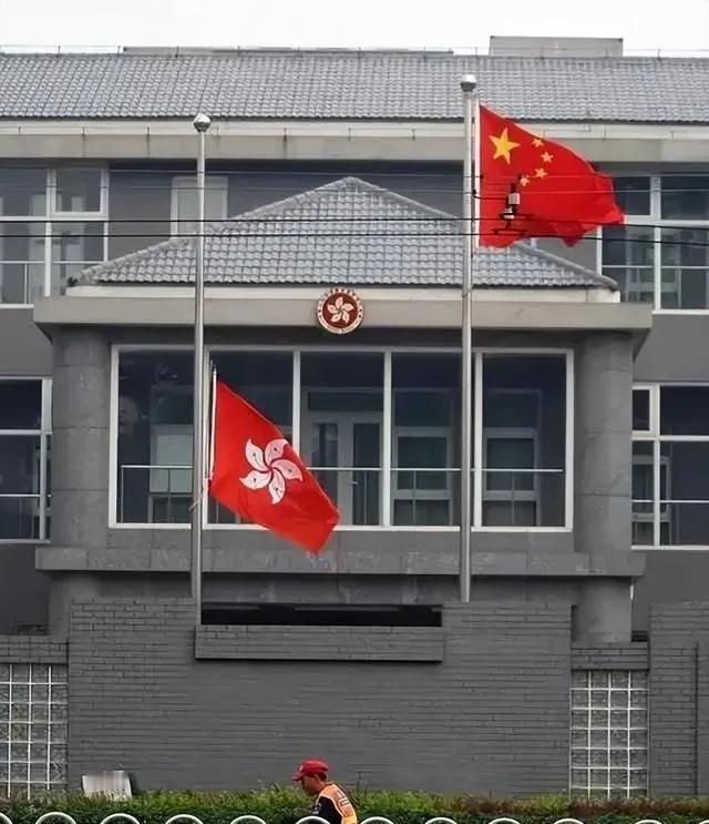 想不明白，香港既不向中央纳税，又没有中央财政拨款，还不发地方债，钱到底从哪里来？