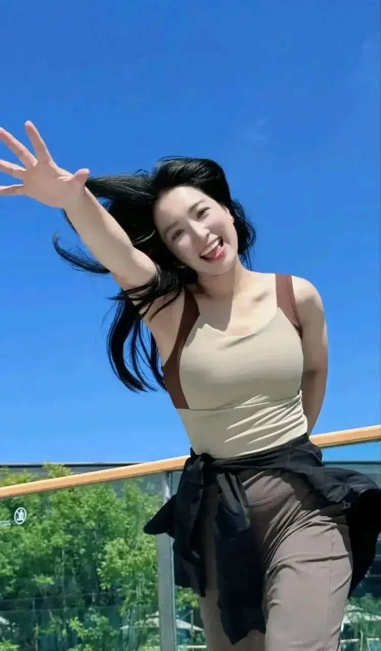 肉肉的女生拍照，漂亮大方显身材。自由感女素