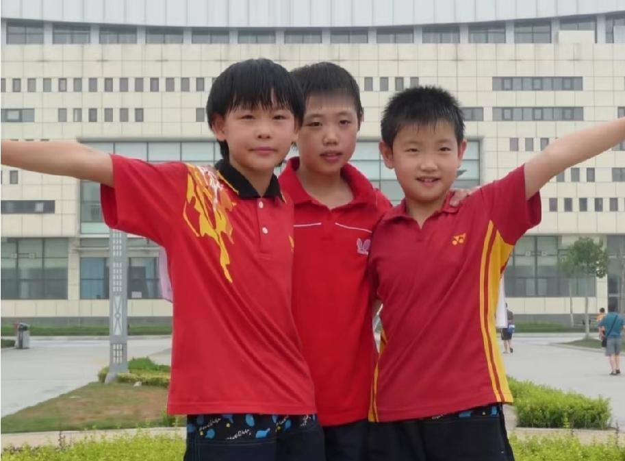 谁还没见过孙颖莎这张童年照我都会伤心的
 
哇塞！第一次刷到莎莎这张童年合照，直