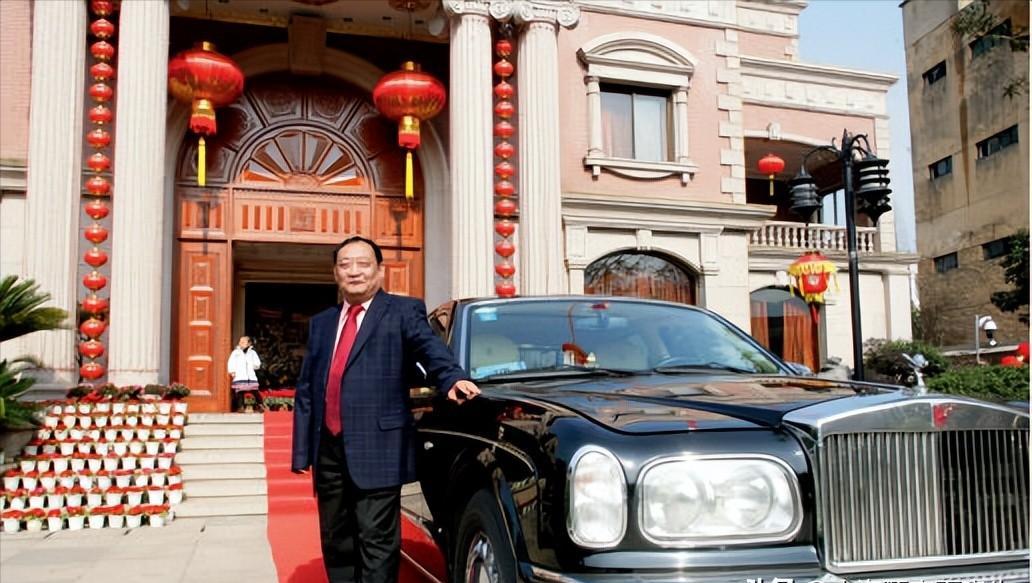 2000年，商人楼忠福以2.08亿天价拍下西湖边濒临破产的华侨饭店，所有人都认为