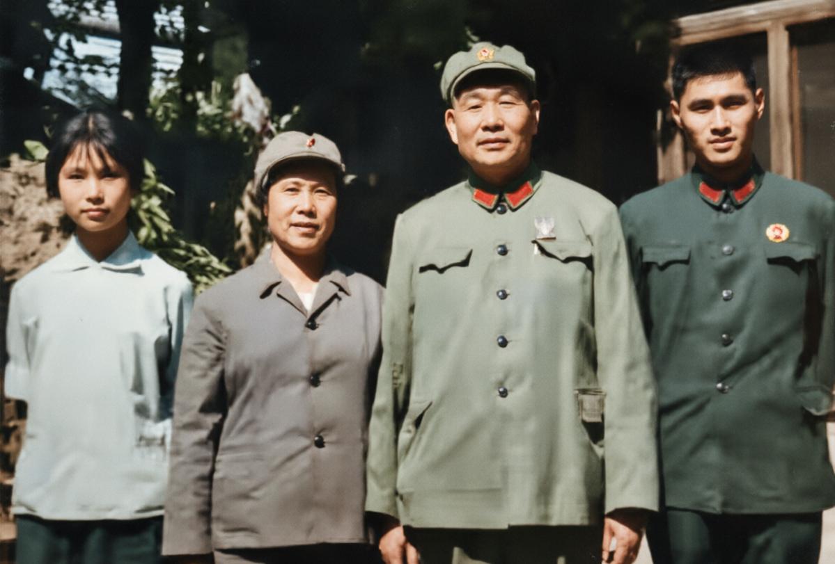 他是开国大将，新中国第一任海军司令员，有九个子女，三个将军，三儿媳是李谷一，次女