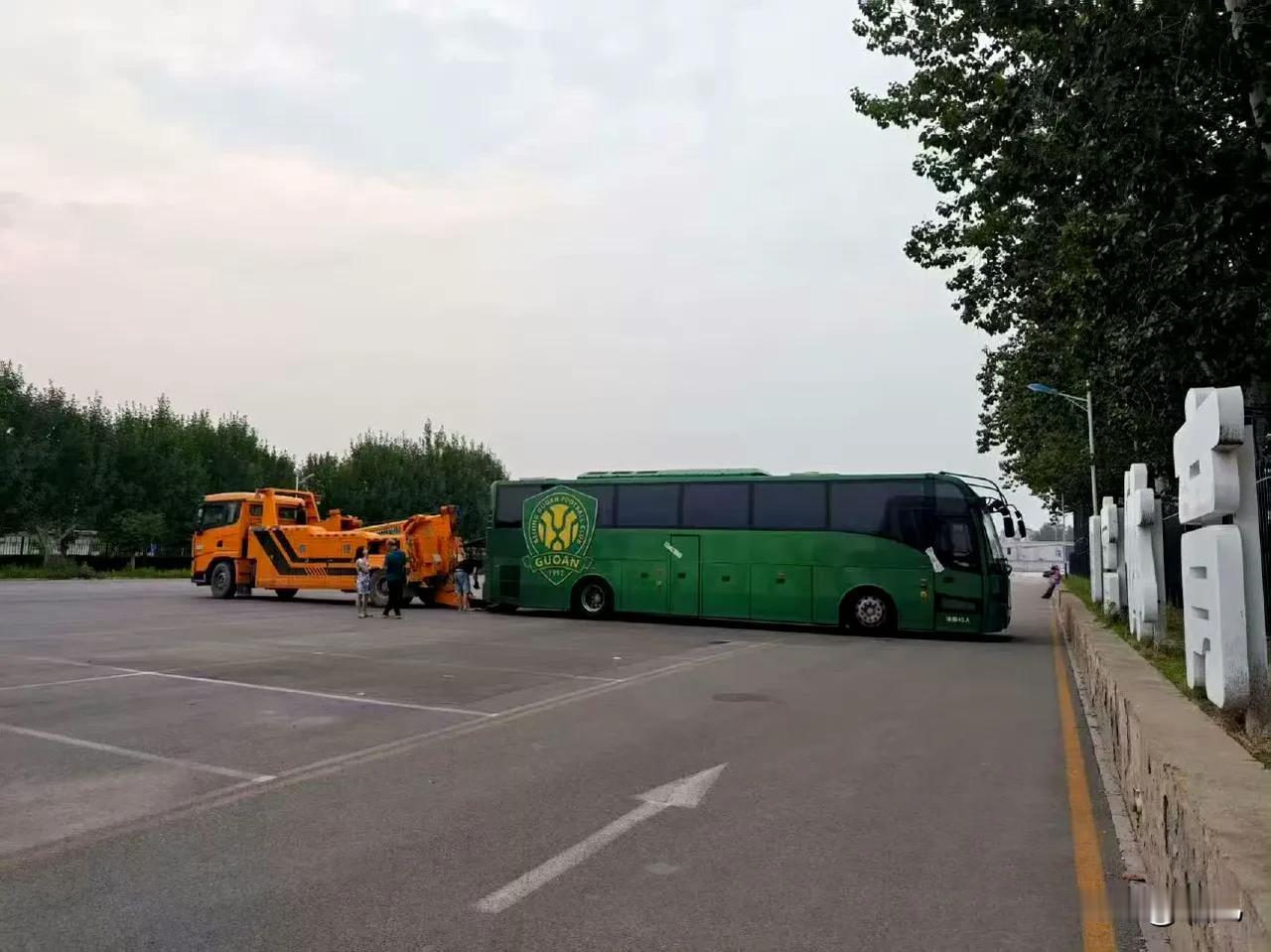 王大雷在网络上围观北京国安队大巴车被查封拖走。
北京国安获得中超联赛半程冠军，但