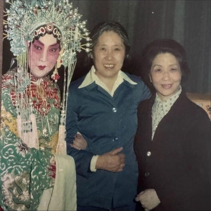 上世纪六十年代，王光美同志和著名京剧表演艺术家张君秋、吴素秋的合影。王光美是刘少