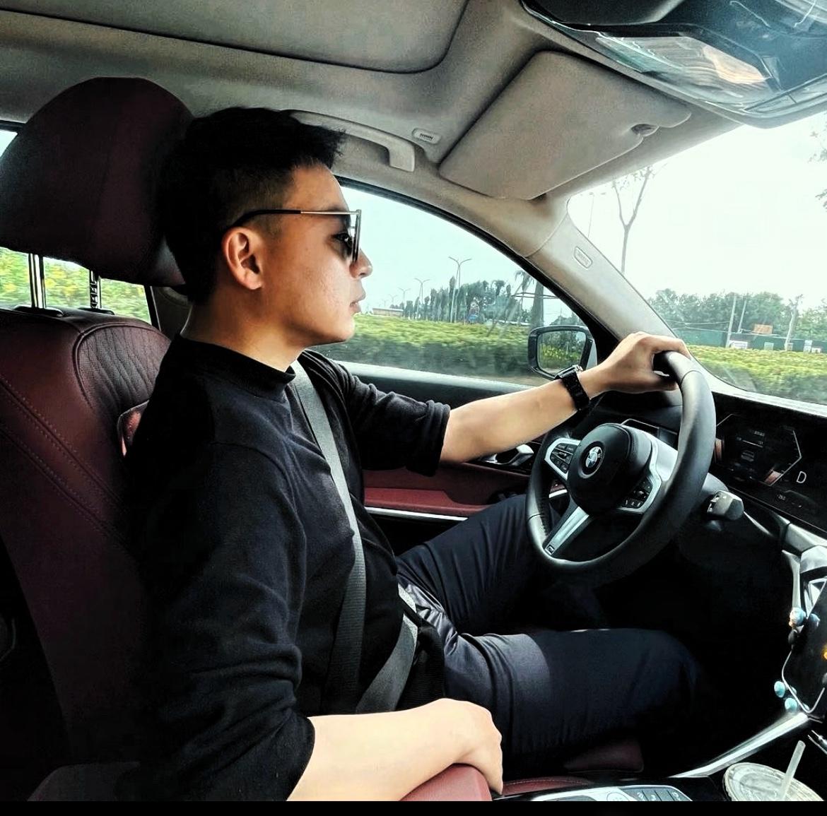 和老公开车去外地，电话响了，他摁了免提，
听声音是他的一位男性朋友。
对方问：在
