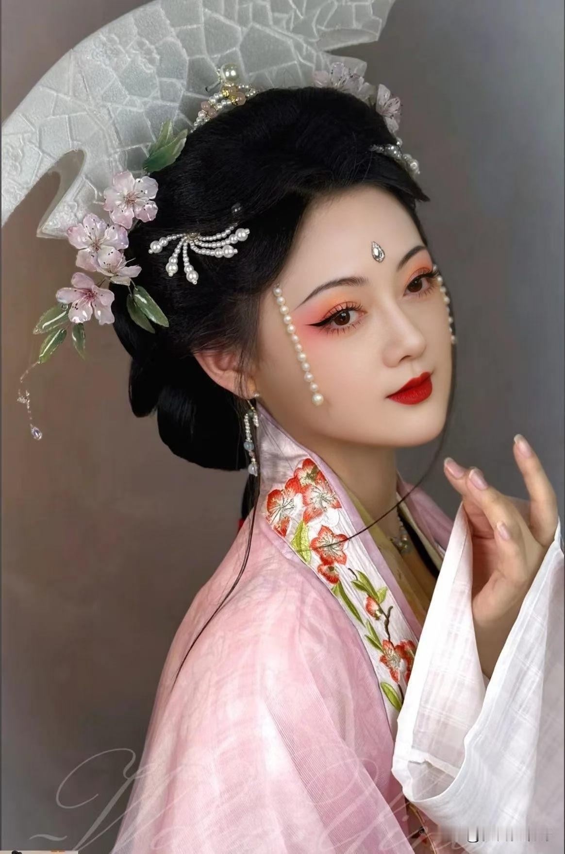 古典美人，花钿妆点，韵味十足什么才是真正的古典美人? 古装美人里的扇子,你喜欢哪