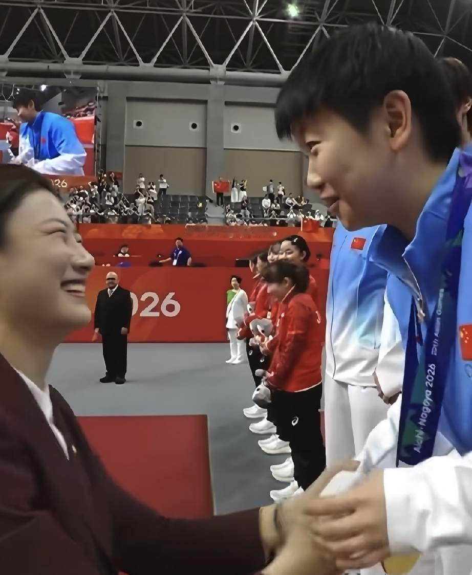 孙颖莎就是人缘好呀，大家都喜欢她！你看亚运会丁宁给孙颖莎颁发奖牌时，孙颖莎还和丁