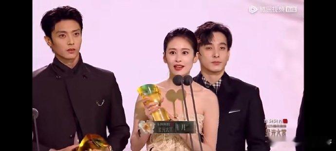 郑晓龙给颖儿颁奖梦回甄嬛传 星光大赏上，颖儿凭《六姊妹》斩获年度突破奖，上台领奖