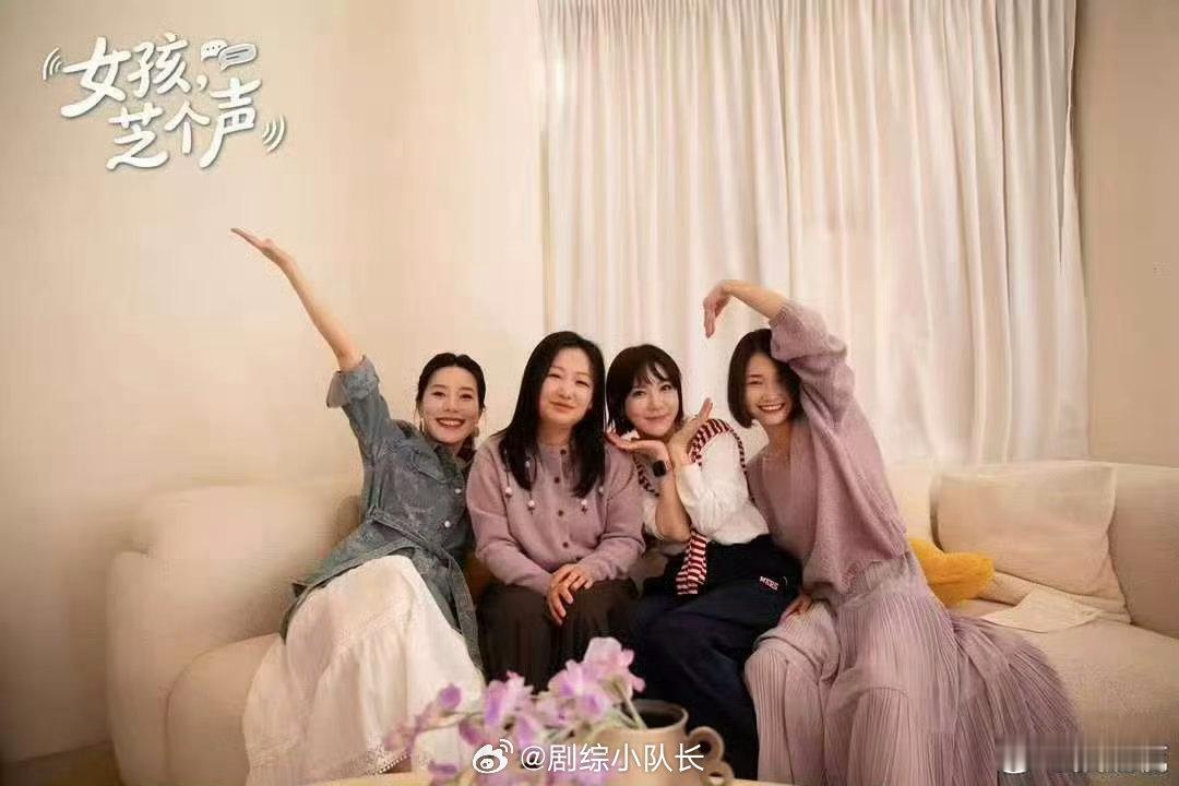 我许可成为她一样 《女孩，芝个声》里最戳我的，是那些握在一起的手。产床上的手、老