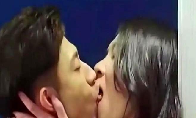 导演一声咔，张一山脸色唰地白了，快步走到齐溪面前，连鞠三个大躬说姐对不住。

刚