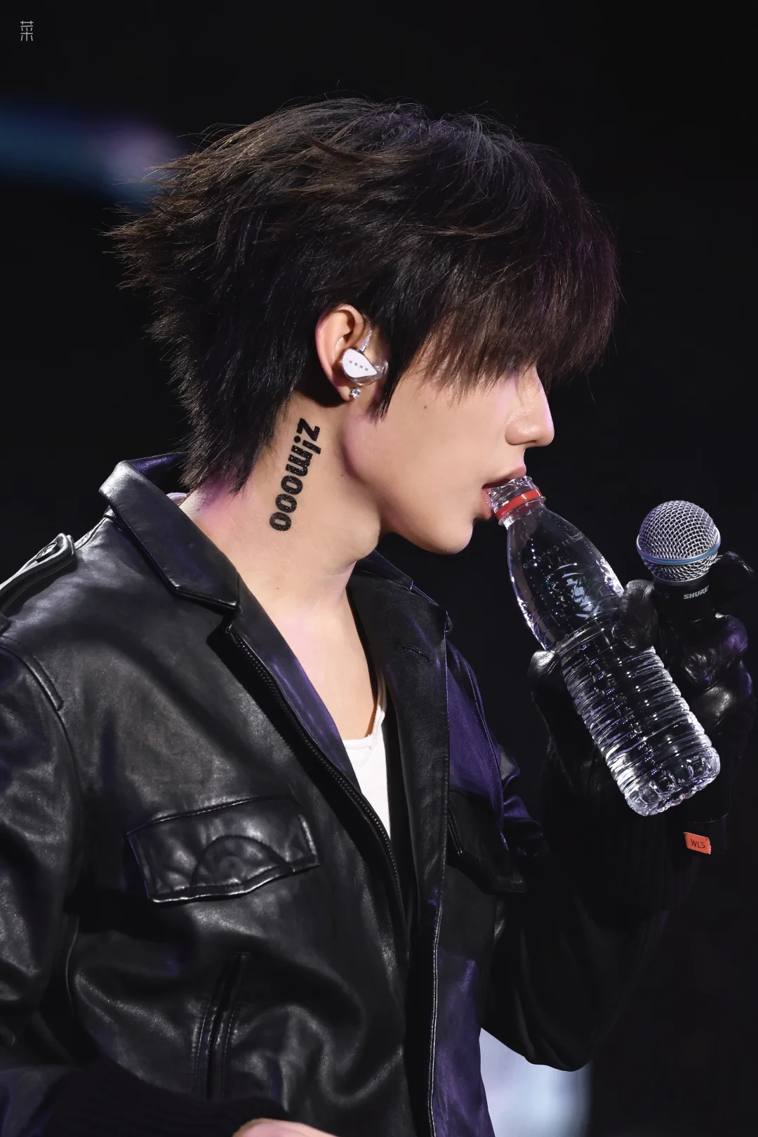 18岁双鱼男孩子喝水