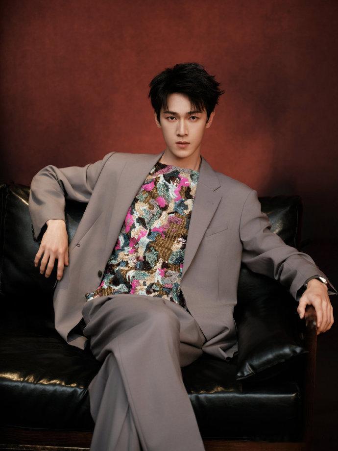 李昀锐鳞光映龙影唱响东方魂李昀锐浙江跨年花色内搭西装造型 李昀锐鳞光映龙影唱响东