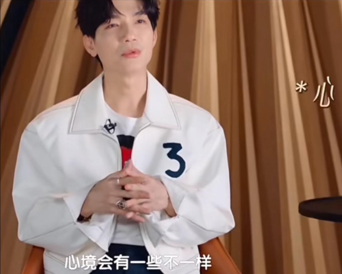 楚生说再唱齐秦的歌会有不一样的感觉。
主要是心境发生了变化。
曾经那时候他还单身