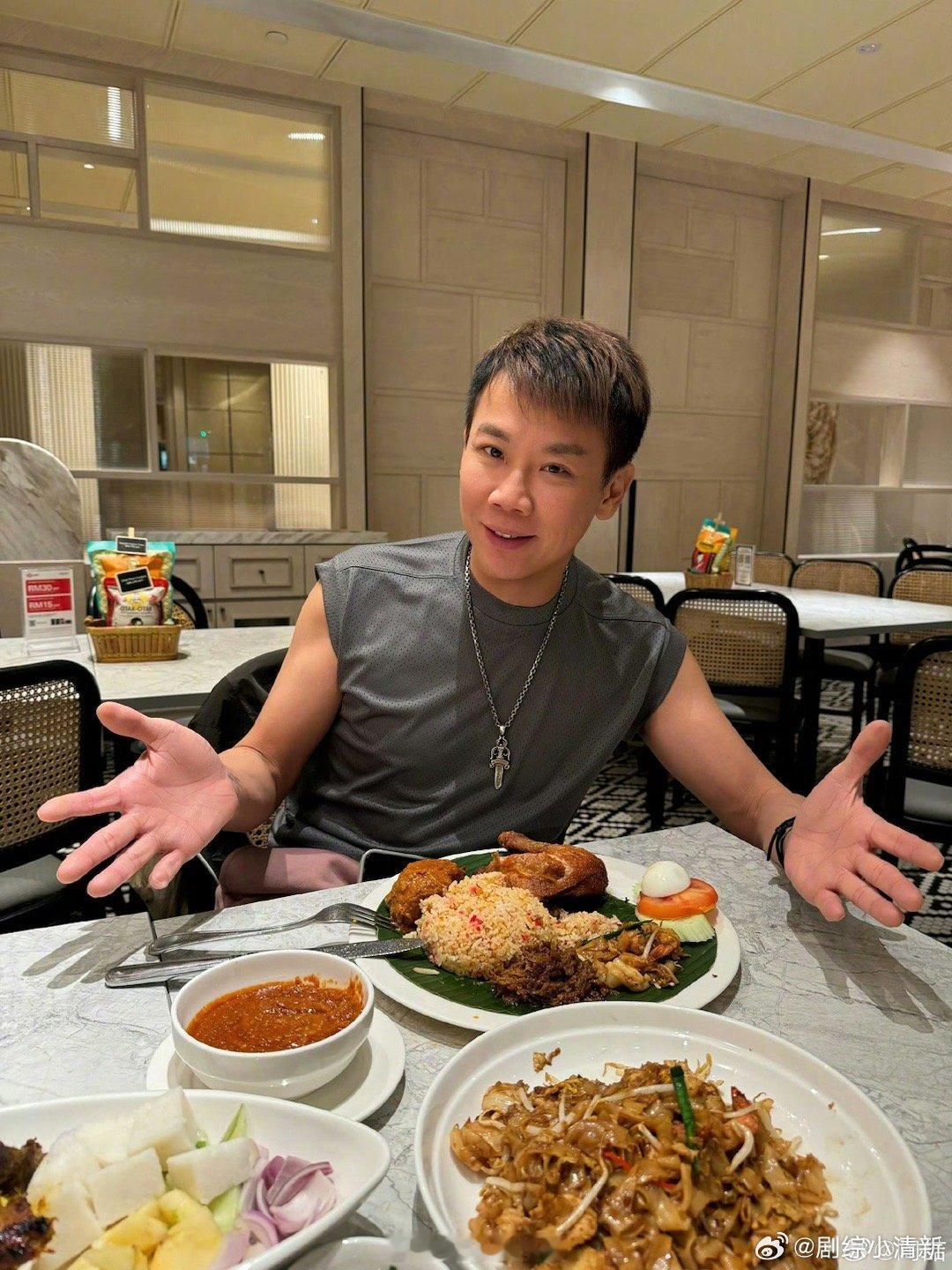 陶喆已经在马来西亚吃上了 陶喆这波“干饭速度”绝了！刚到马来西亚就先安排上当地美