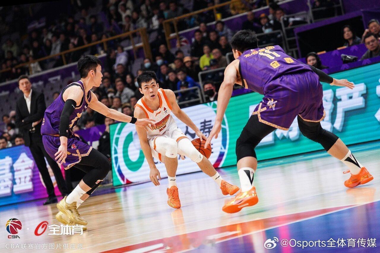 这赛季的庞峥麟实现超大跨越，他从一个NBL的MVP变成CBA新秀，直接当选全明星