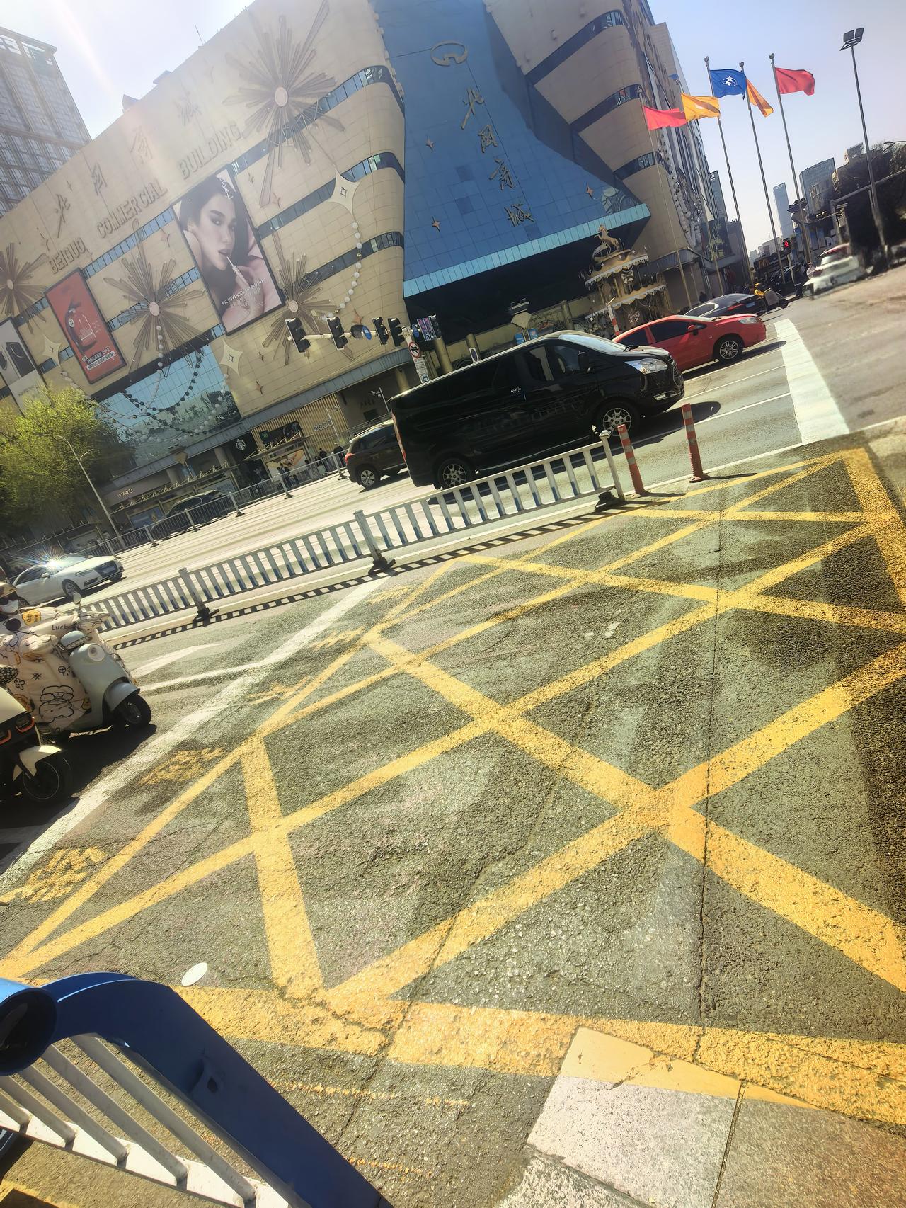 专治 “越线抢行”！石家庄中山路与建设大街交口有新变化！前两天去逛北国，发现这个