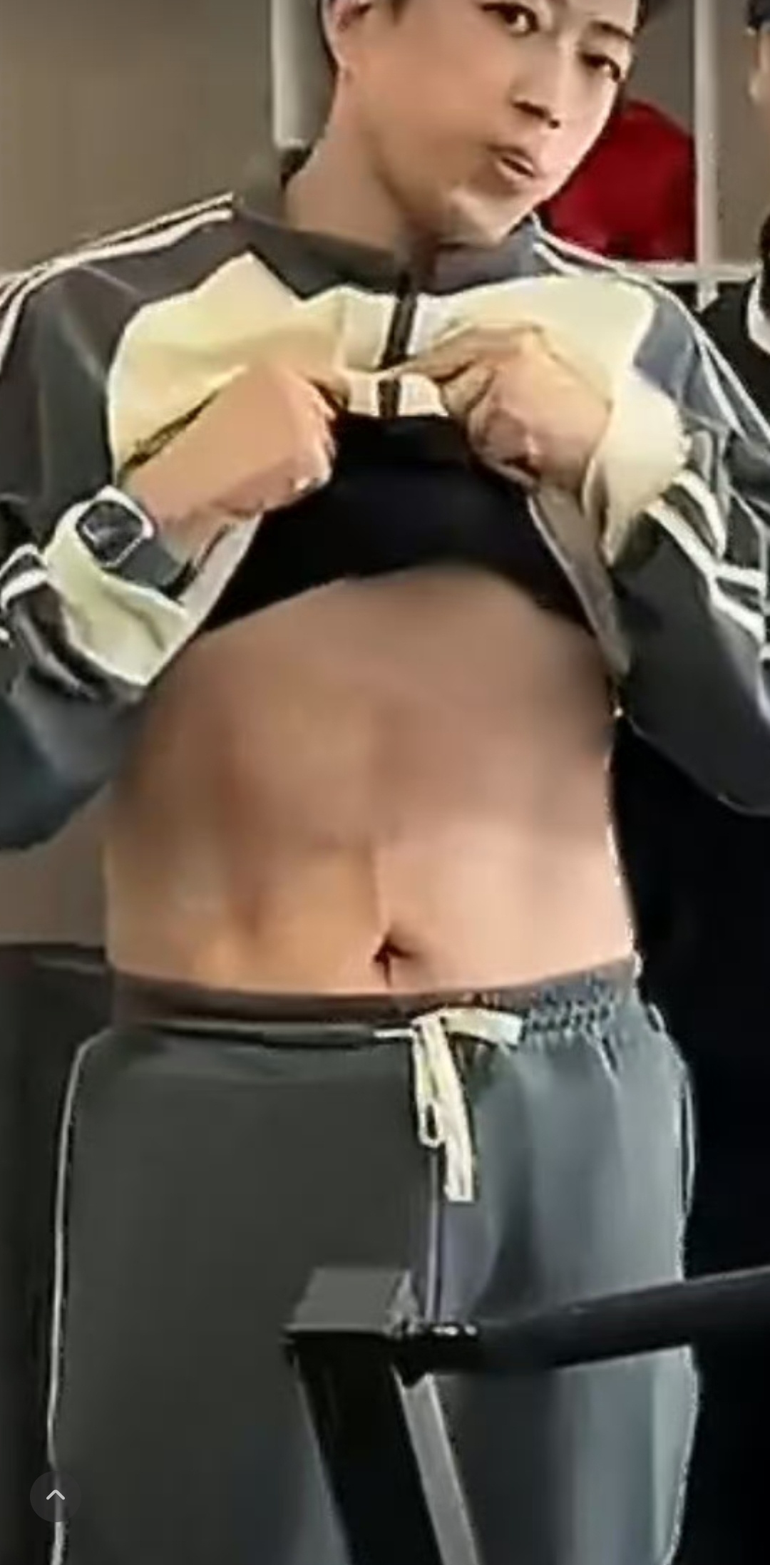 于正肚皮为什么有疤痕？刨腹产吗？肚脐眼上的褶皱是妊娠纹吗？有没有女孩子能解答一下