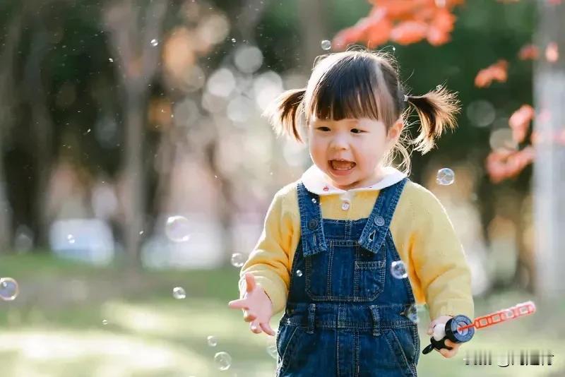小女孩偶遇老师遮住脸装作看不见 刷到超萌短视频
小女孩扎俩小辫
拉着爸妈手蹦跶