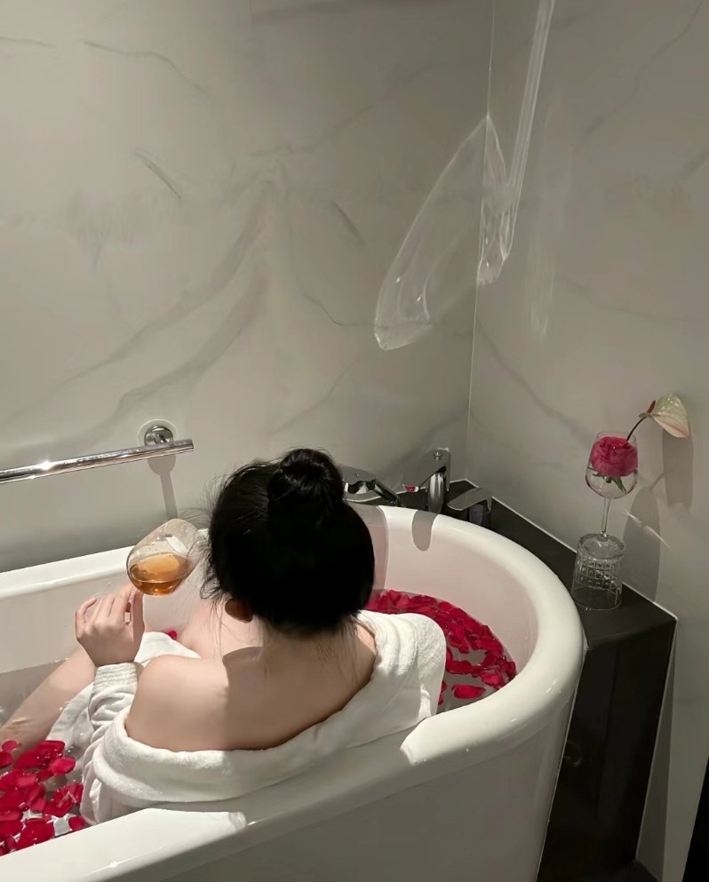 遇到太多没结果的人 所以变成了期待爱又害怕爱的胆小鬼. ​​​
