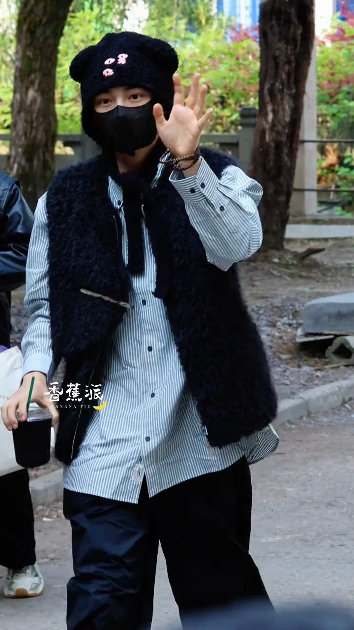 丁禹兮司宫令上班路透，这短短的一条路已经成为了丁禹兮的T台！长得帅颜值高身材好，