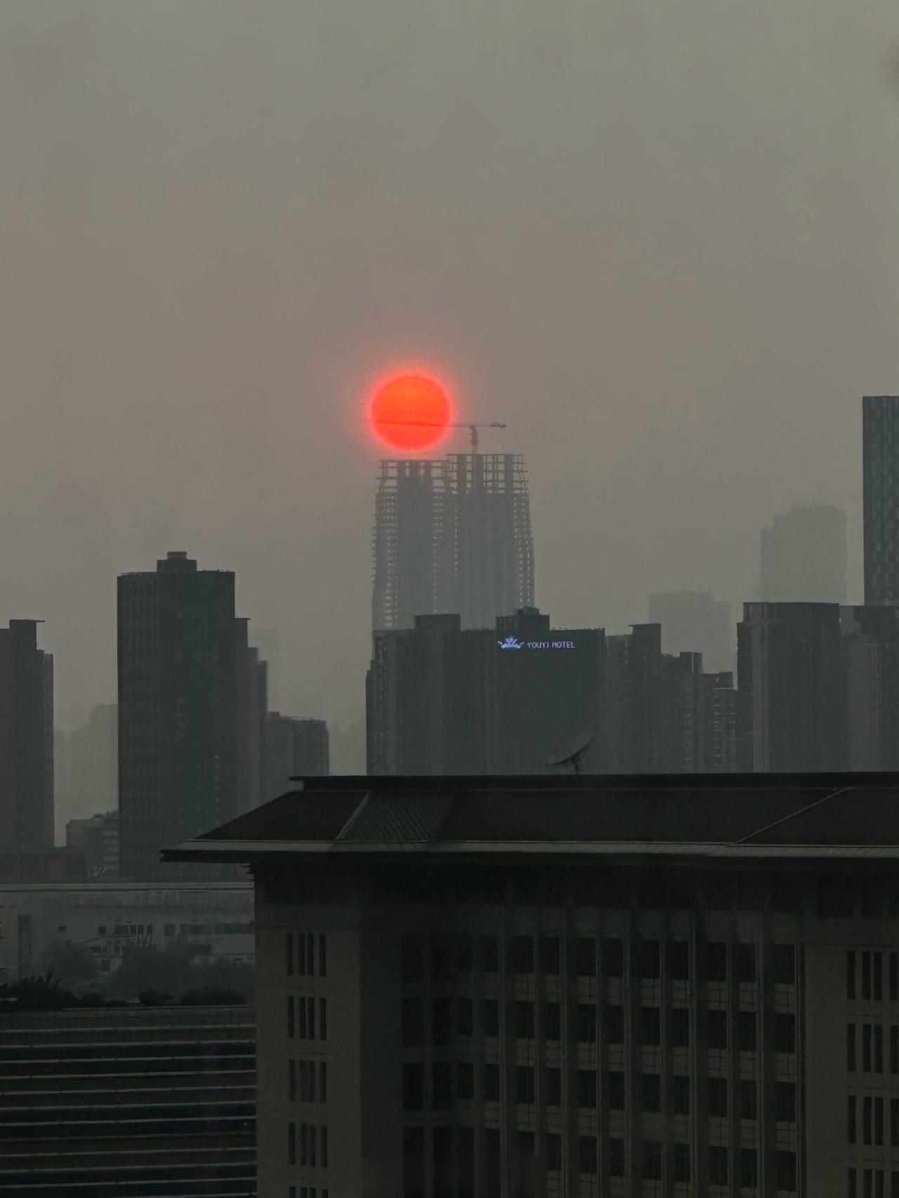 武汉这天气太多变了，一边打雷暴雨将至全是乌云一边居然还能看到硕大的落日，就是随手
