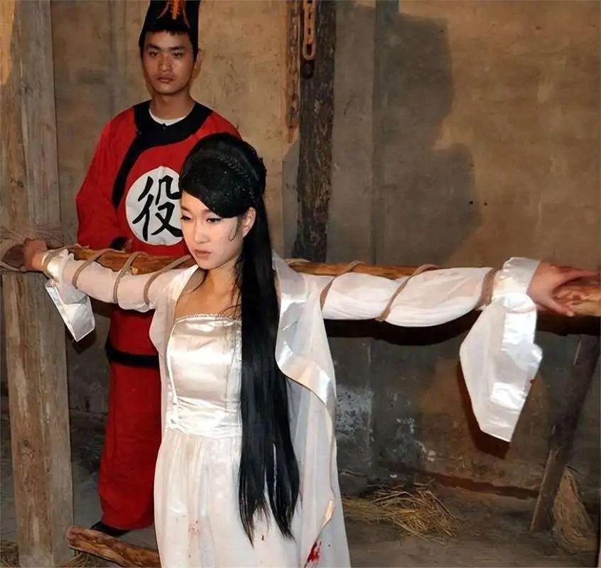 1182年，名妓严蕊被朱熹抓进大牢，狱卒将她扒光露出白皙的身体，随后强迫她趴在冰