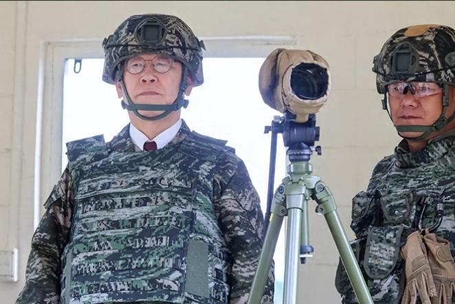 见过在陆地上立牌子划界限的，但你见过试图在波涛汹涌的大海上，把一条几十年前为了打