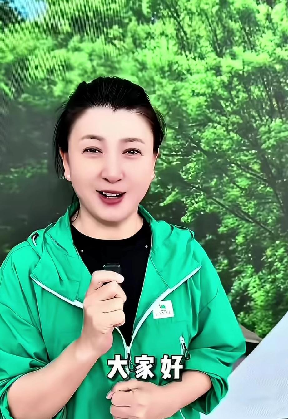 闫学晶刚在三亚教完人“别内耗”，转头就在直播间和网友杠上了。
视频里她穿着鲜绿外