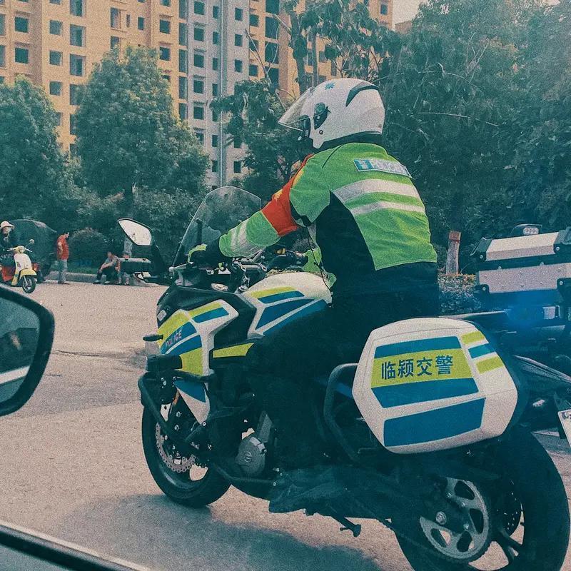 今天遇到两个查头盔的，站在马路上查电动车。你说他们站的那个位置，不是堵在十字路口