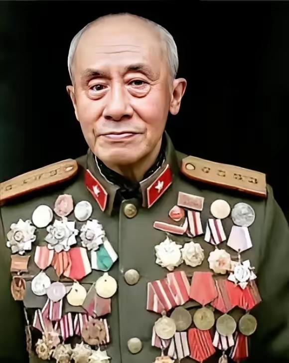 1938年，八路军排长肖万世因手下小战士捅死挑衅的日军俘虏，被上级以驭下无方撤职