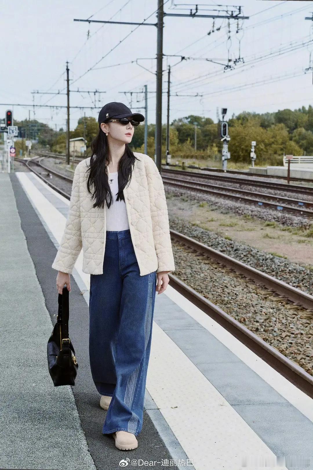 我发现大家真的对88好宽容我记得紫的罗马看秀出发图被嘲臃肿来着 