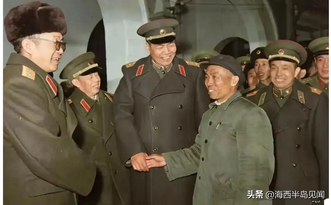 1958年，开国上将张宗逊等领导接见老红军时，与红军代表许成余握手时留下的一张十