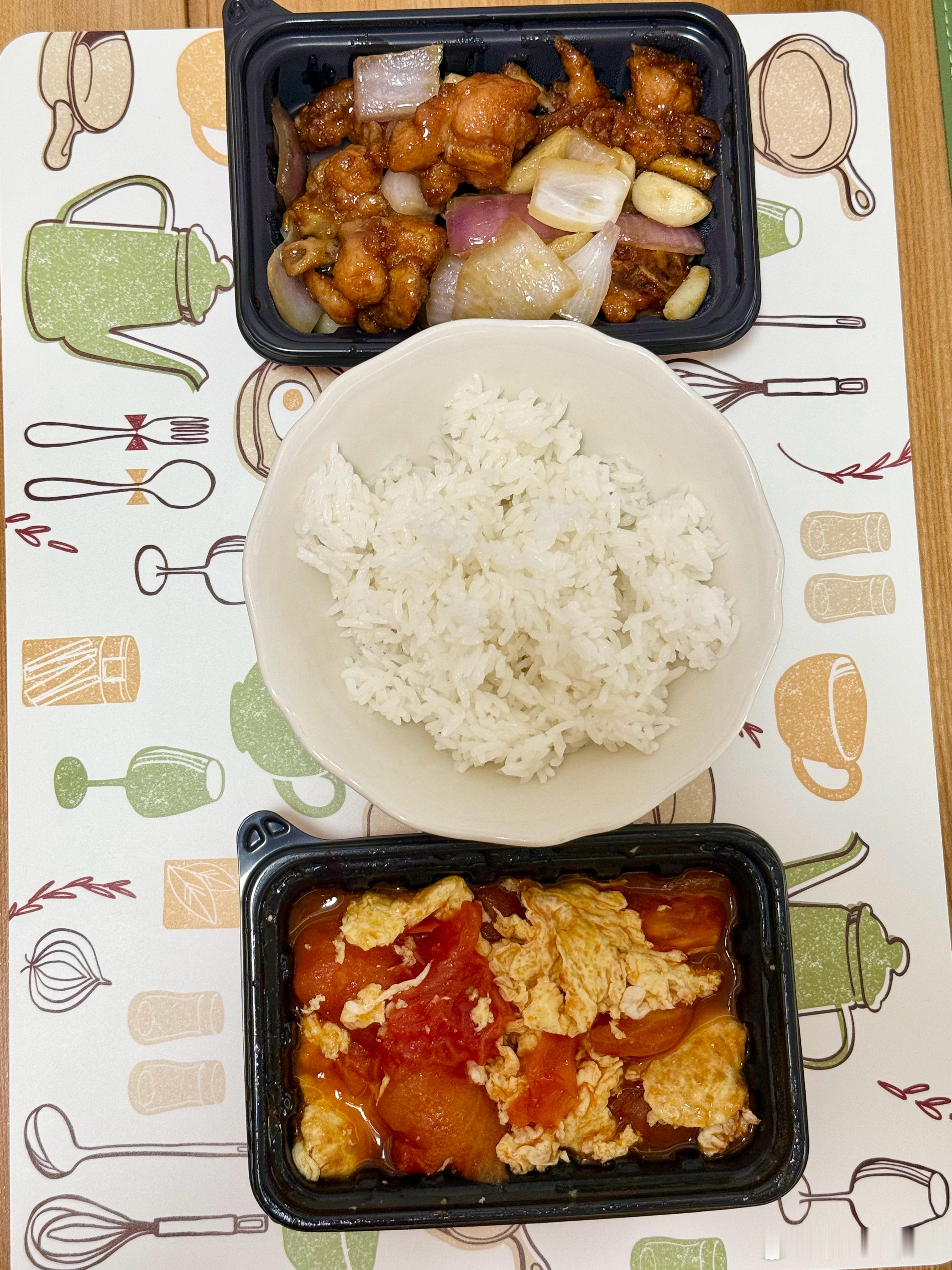 居家办公day💻｜午餐是潮界的焗嫩鸡煲食盒，晚餐有酸奶、虾仁西兰花、吐司等混搭