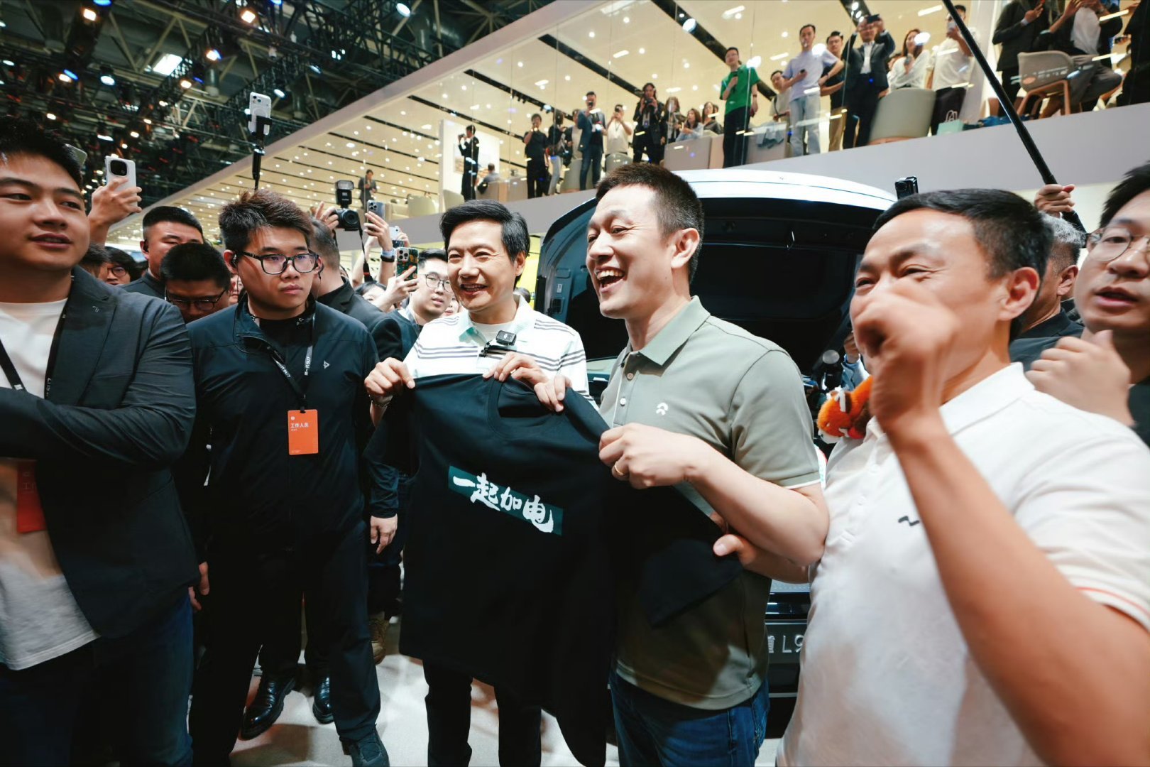 开心快乐的雷总回来了！送的衬衫都能组成一句话：“听我讲完，都是好鹏友，一起加电！