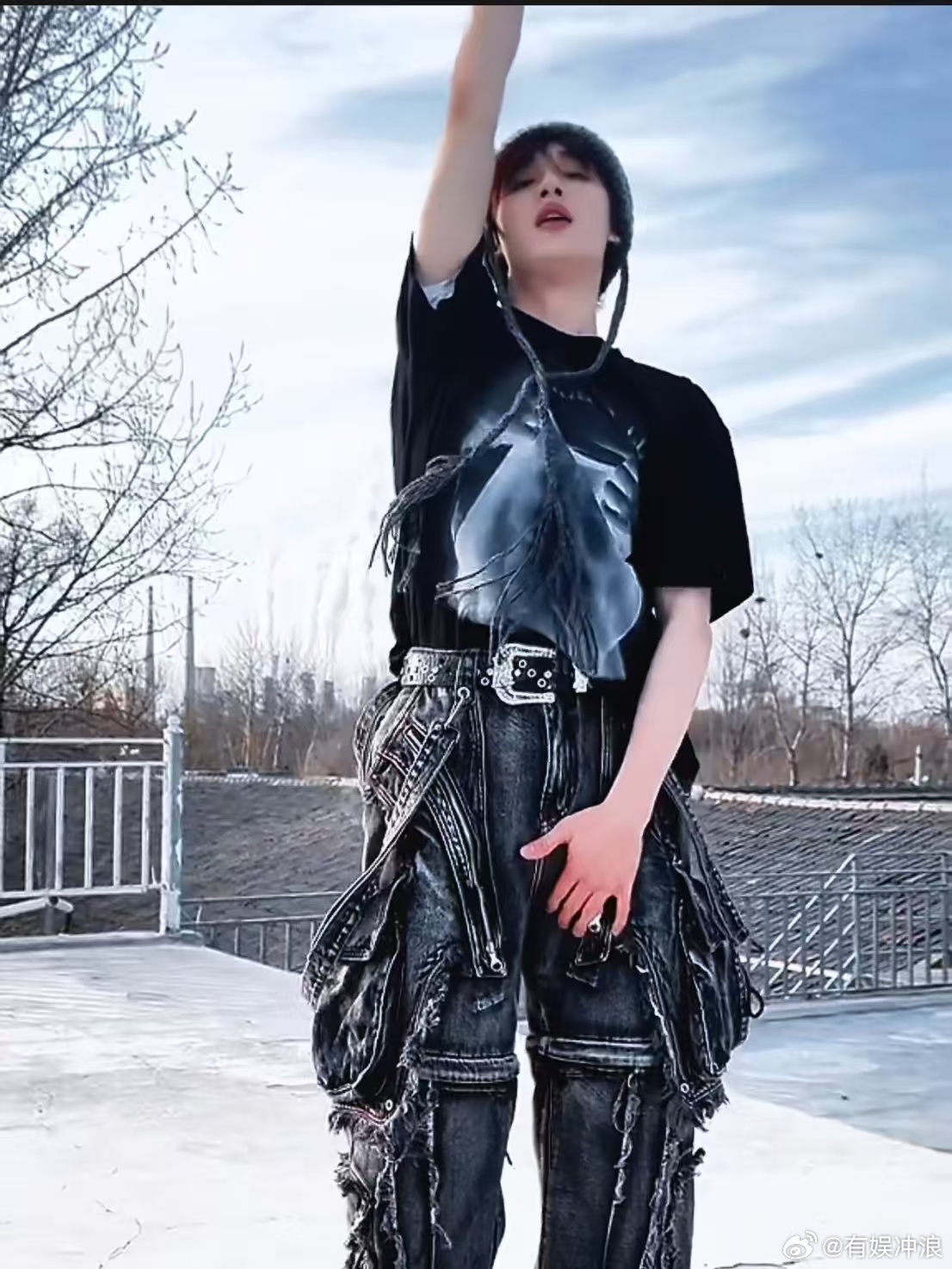 丁程鑫穿短袖雪中跳舞丁程鑫手冻得通红丁程鑫穿短袖雪中跳舞，不错不错，