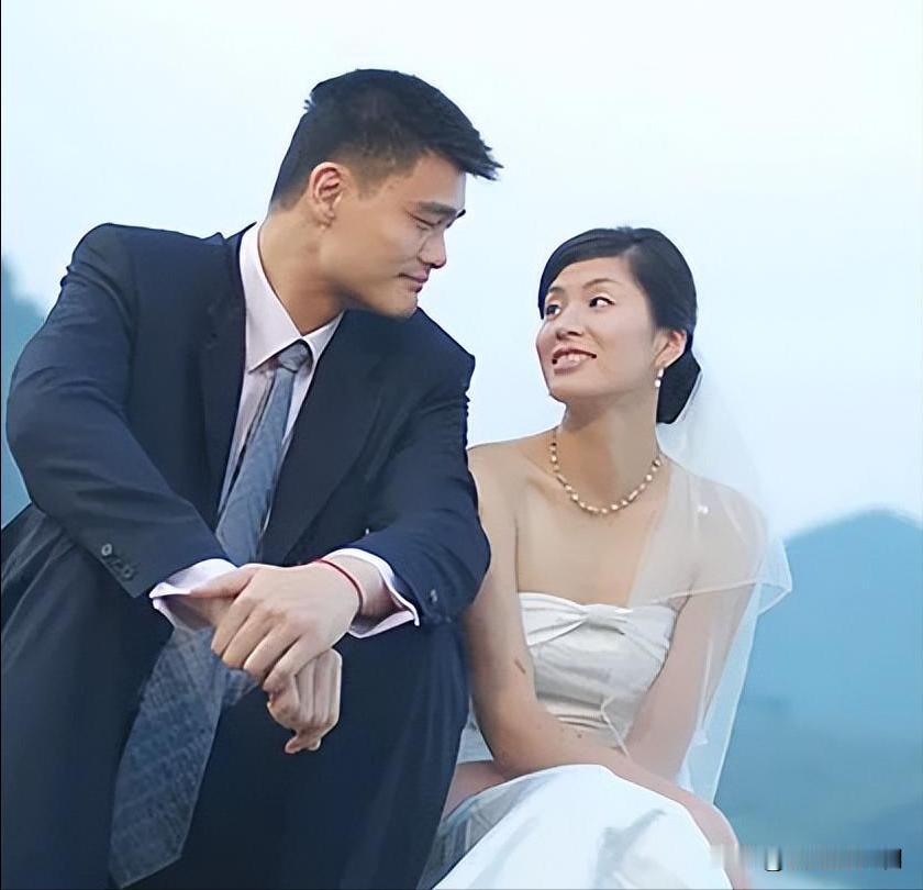 2007年，叶莉嫁给身高2米26体重400多斤的姚明后，她开玩笑的说：“睡觉之前