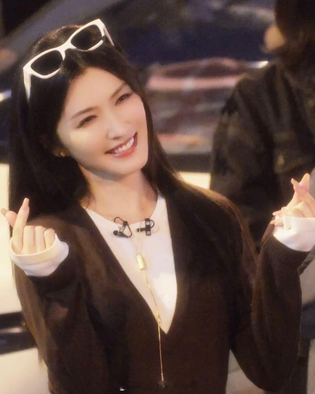 徐洁儿感谢大家的陪伴 舞台上她是火力全开的女王，舞台下她是满场跑着饭撒的姐姐。徐