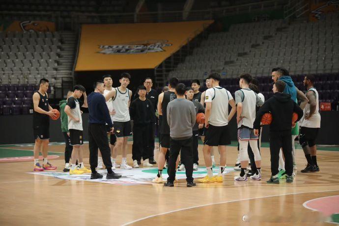 1月16日19:35，CBA常规赛第15轮焦点战来袭，辽宁男篮坐镇辽宁体育馆，迎