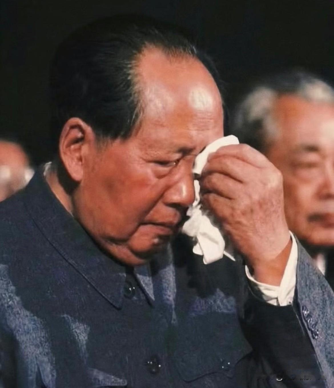 是什么，让铁骨铮铮的伟人落下泪水？

这泪水不为一己悲欢，是心疼万千百姓，是痛惜