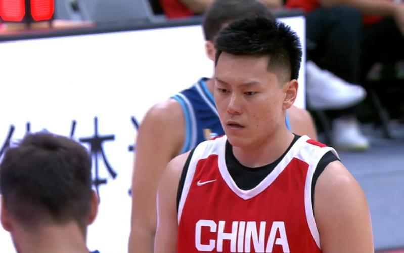乌拉圭一度将分差拉开到22分，李弘权第三节连得7分，中国男篮落后乌拉圭17分进入