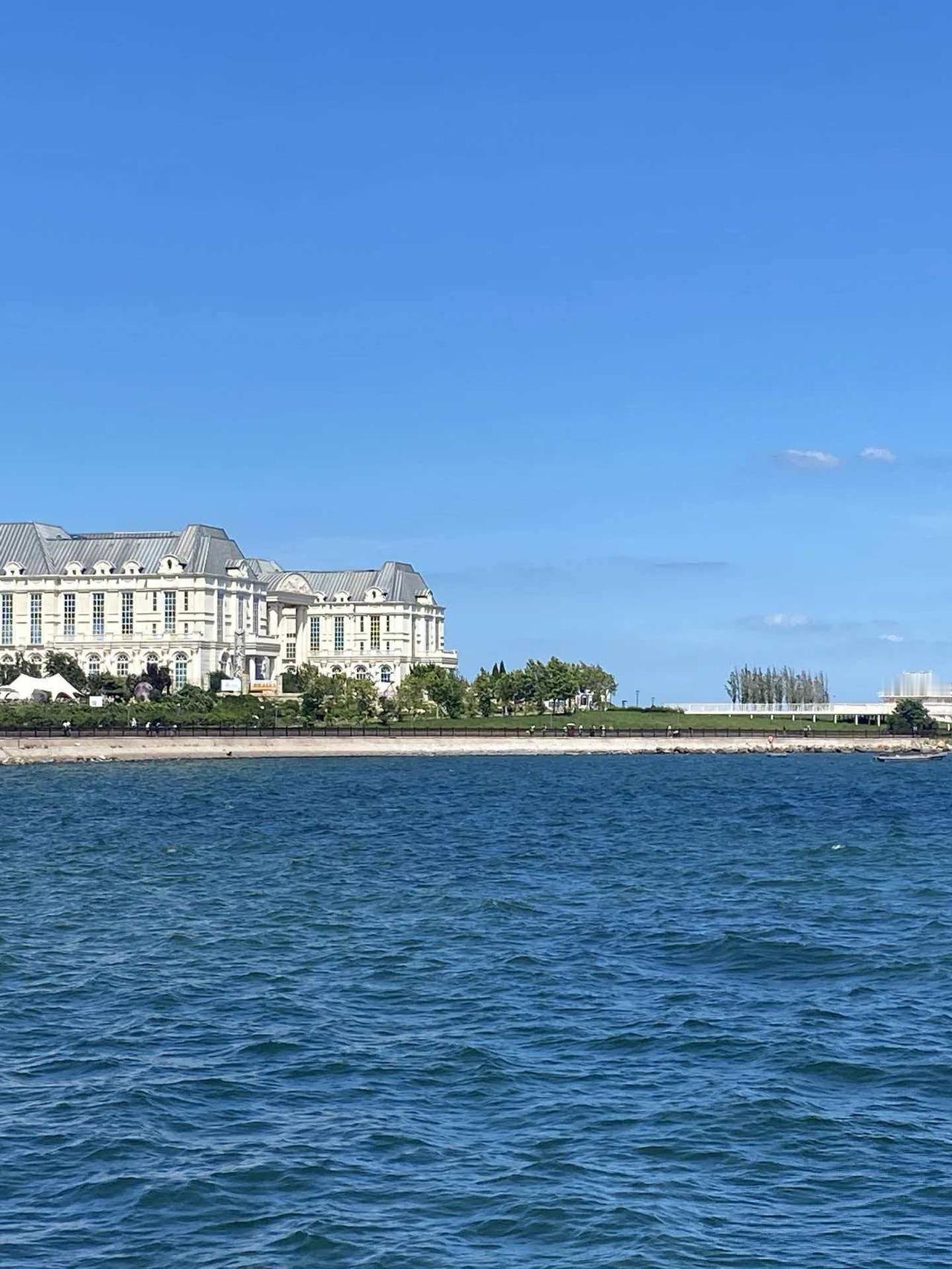 “人生建议，暑假一定要带娃走一次东营→烟台！这里的风都是甜的”
📍出行与区位：