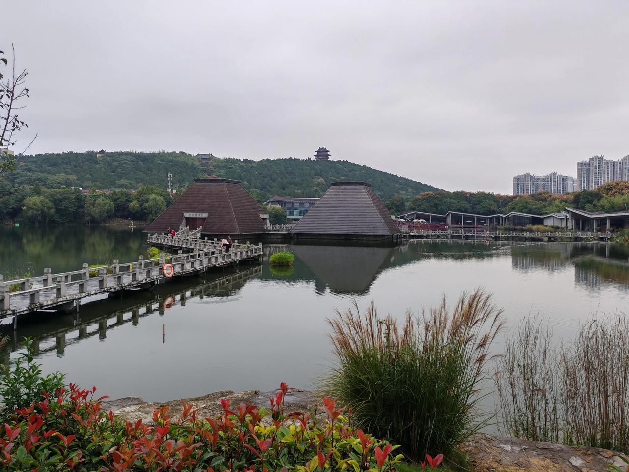 汉文化旅游景区 昨日清晨，我迎着濛濛秋雨缓步漫行，全国规模最大的汉文化景区坐落在