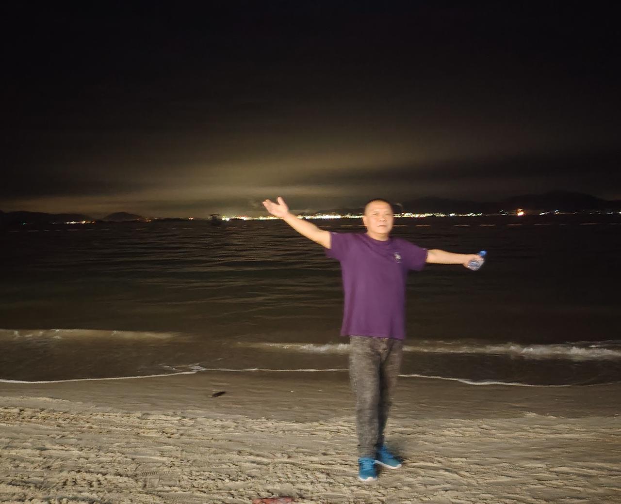 夜跑后的海边放松时刻🌊💙