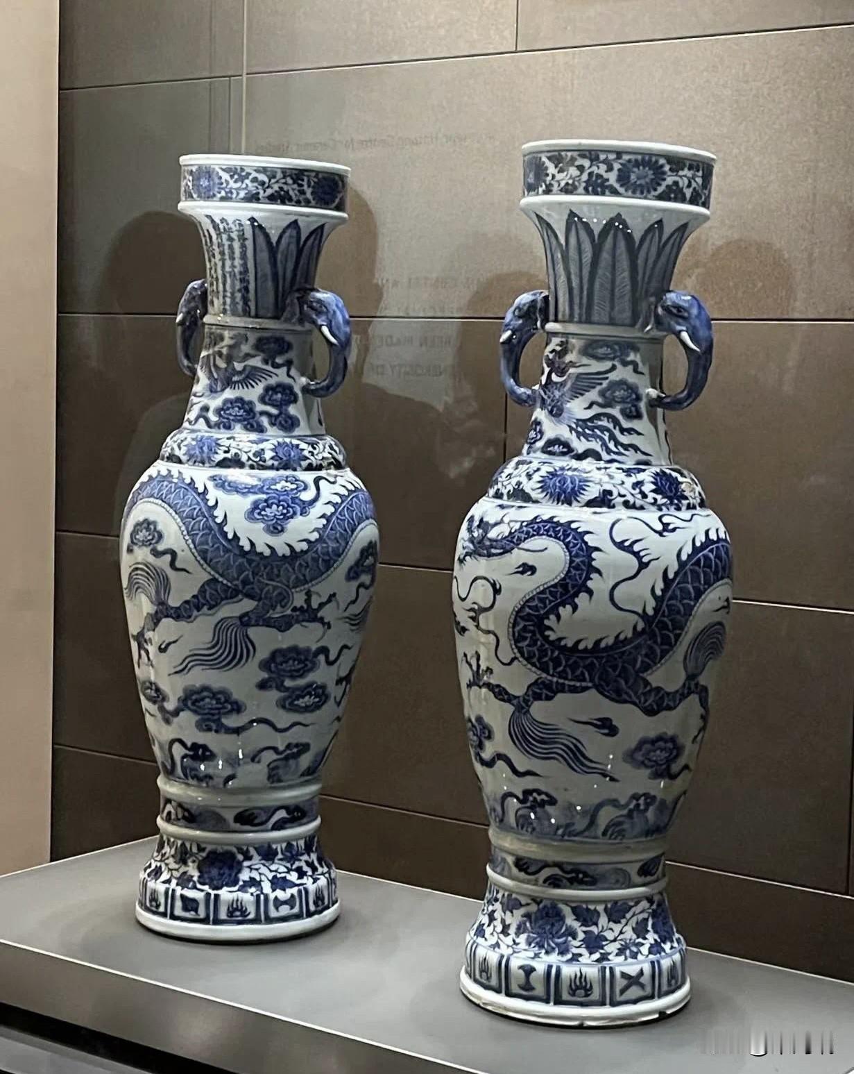 这两件瓷器是著名的大维德花瓶（The David Vases），被誉为“世界上最