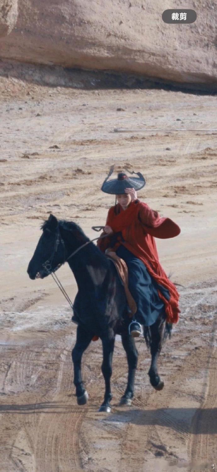 龚俊陆小凤红衣骑马龚俊凤舞九天红衣骑马红衣猎猎，马蹄声声，龚俊饰演的陆小凤骑马而