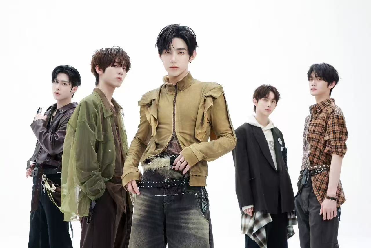 林宥嘉蹲下来为你擦鞋林宥嘉巡演 每次巡演他都会在歌单里塞几首不怎么公开唱的歌。对