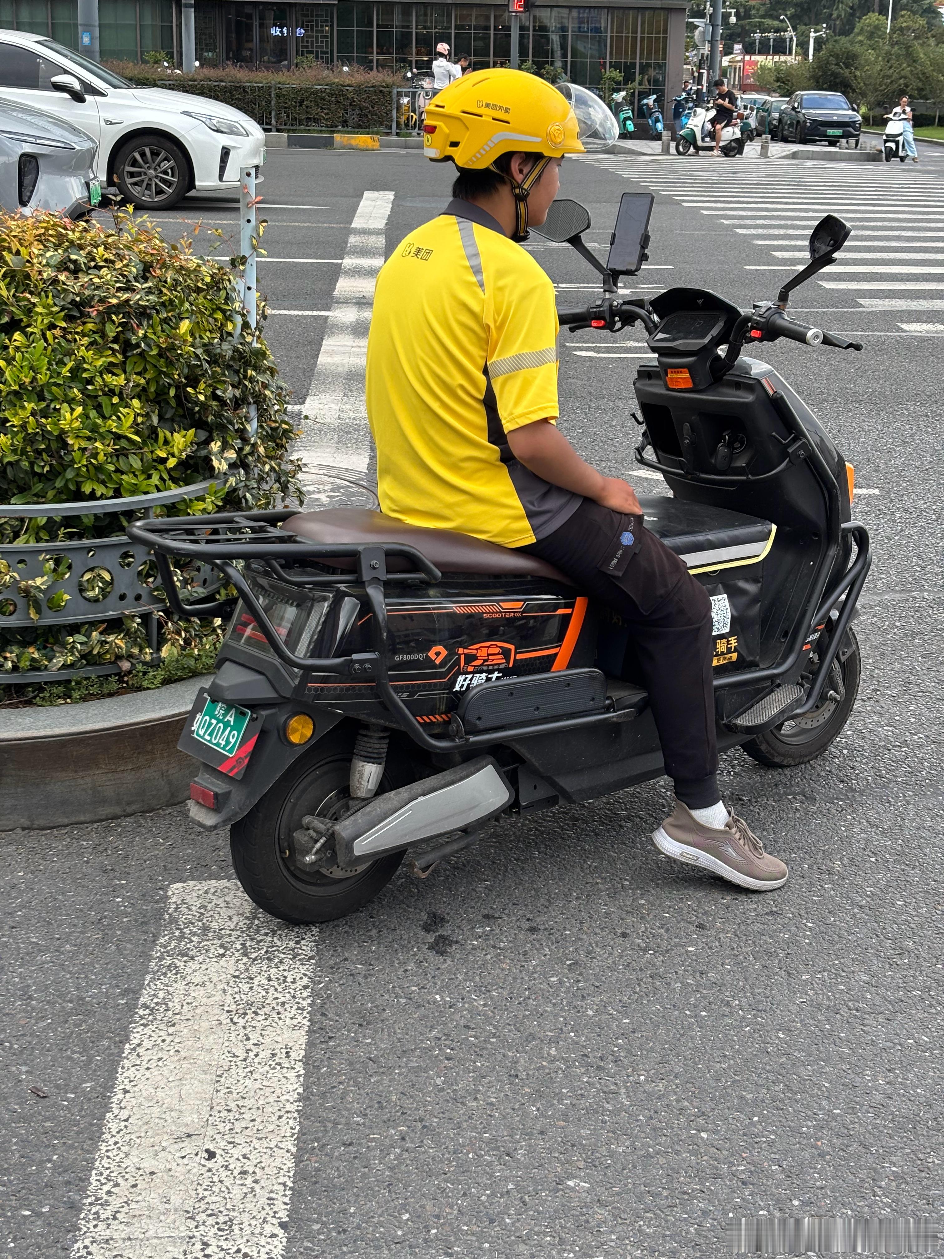 天空突然飘来浓云给小哥遮了一下毒辣的阳光 
