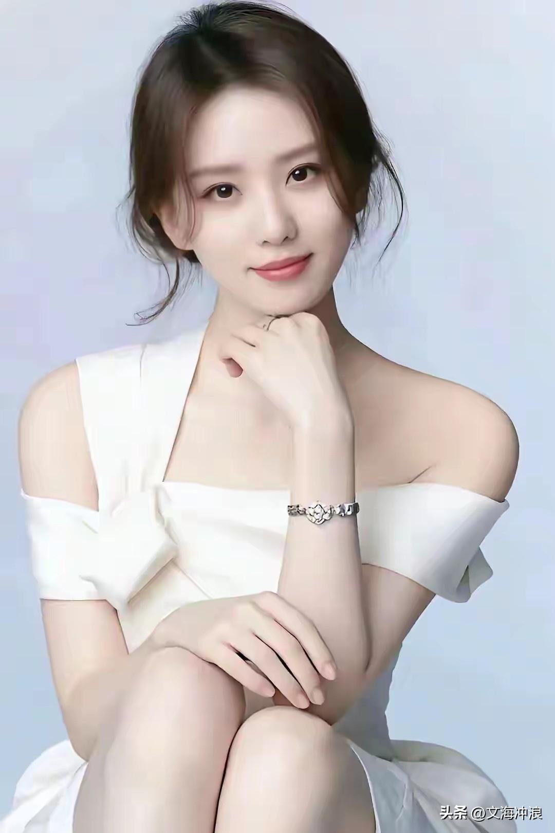 中国诗人为演员刘诗诗写的一首“藏头诗”：流金岁月，月影风荷！

流光溢彩织云锦