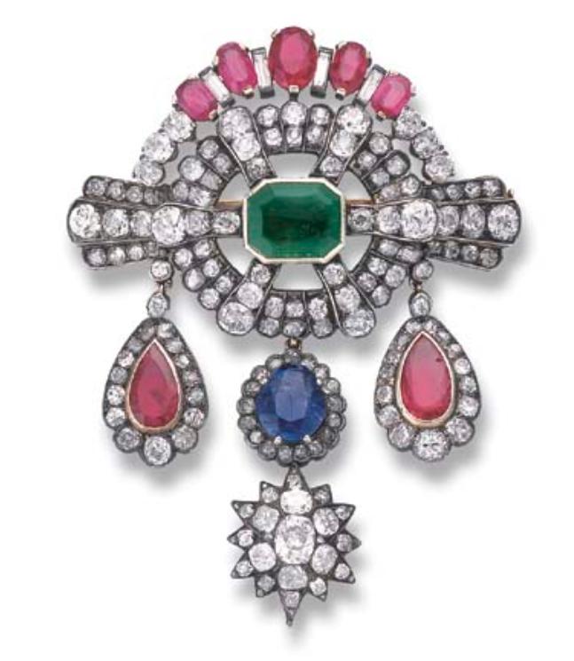 曾属于玛丽-海伦·罗斯柴尔德男爵夫人的胸针，看着颇为老式的宝石切割和款式，不过也