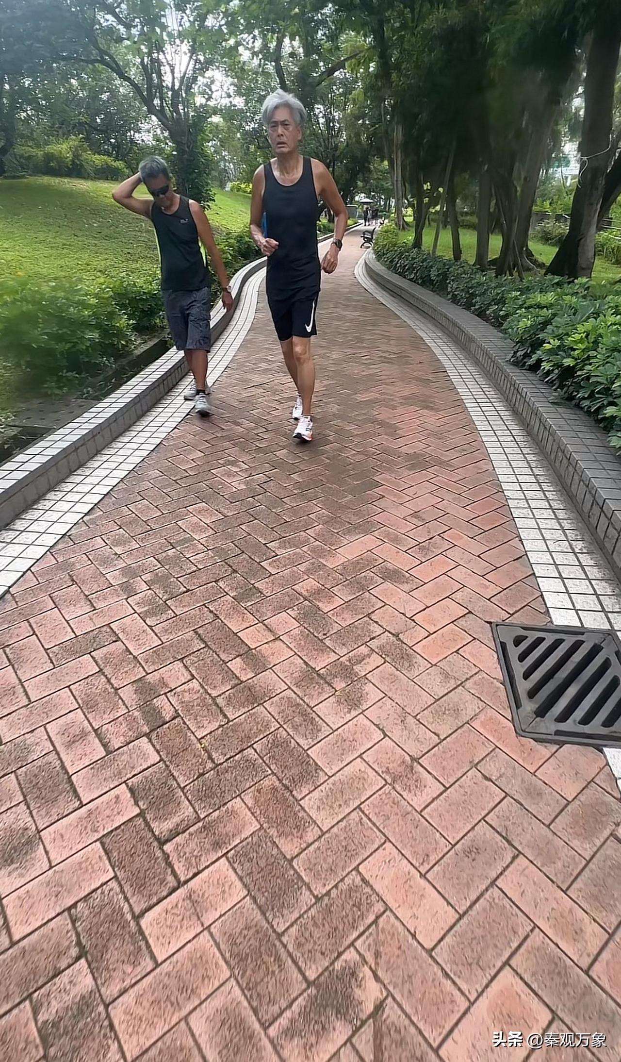 与发哥插肩而过…